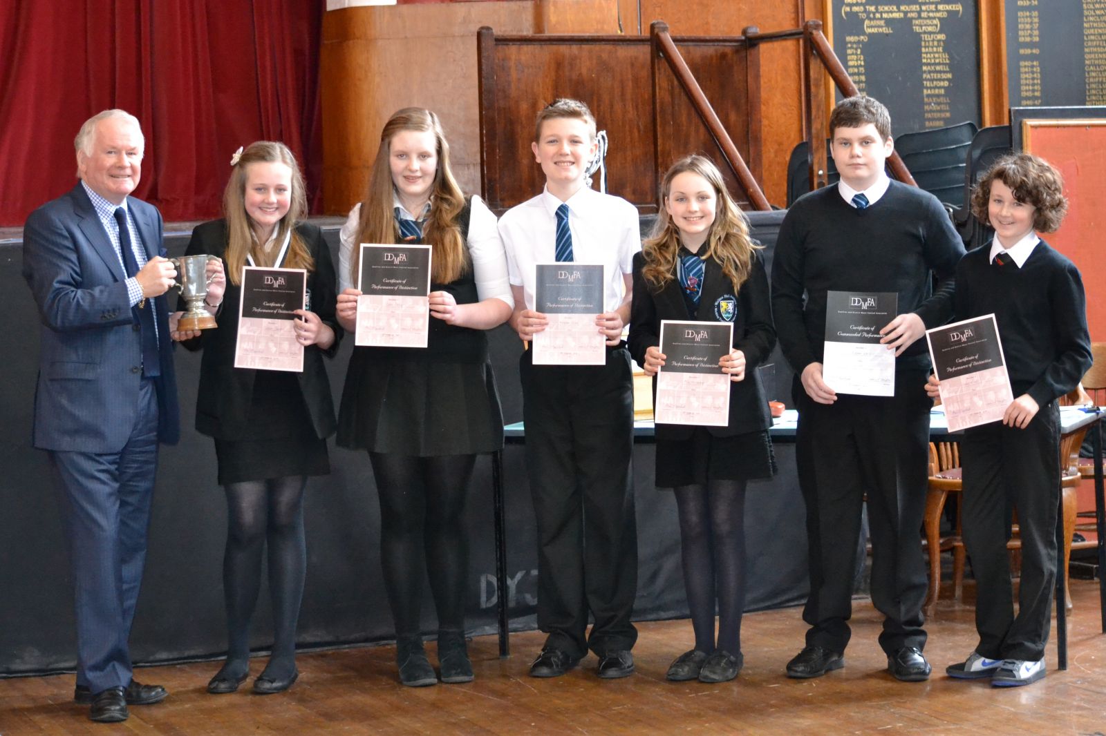 Class 17 Adjudicator Brian Marjoribanks presents trophy to Justine Crosbie Lucy Doig Nathan King Mia Osborne and Kieran Watson